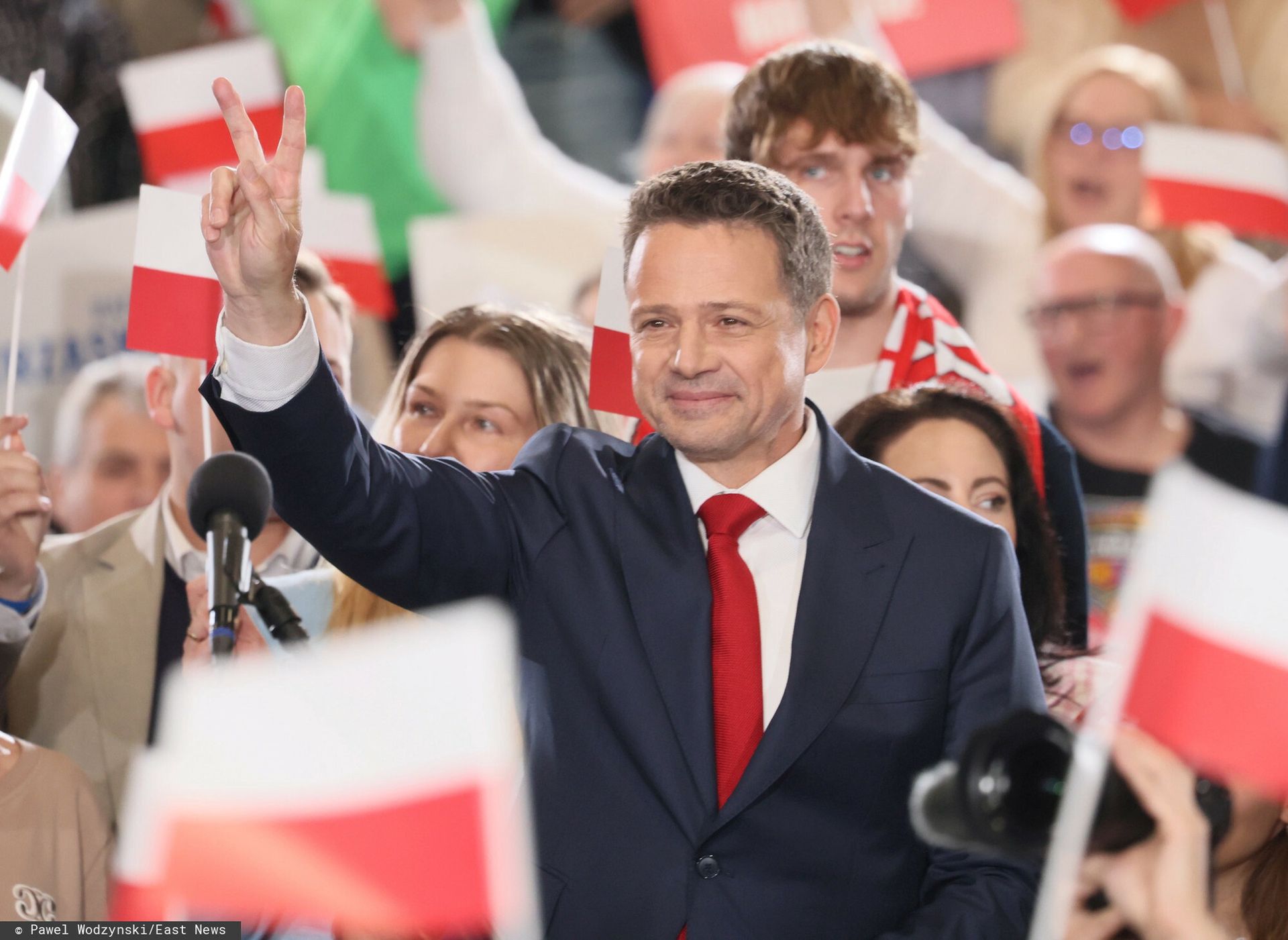 Gospodarz składa kolejne obietnice. Rusza walka o drugą turę