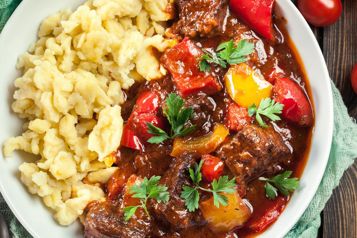 Zdrowsza od wieprzowiny i wołowiny. Ma dużo kolagenu i żelaza, a ja robię z niej pyszny gulasz