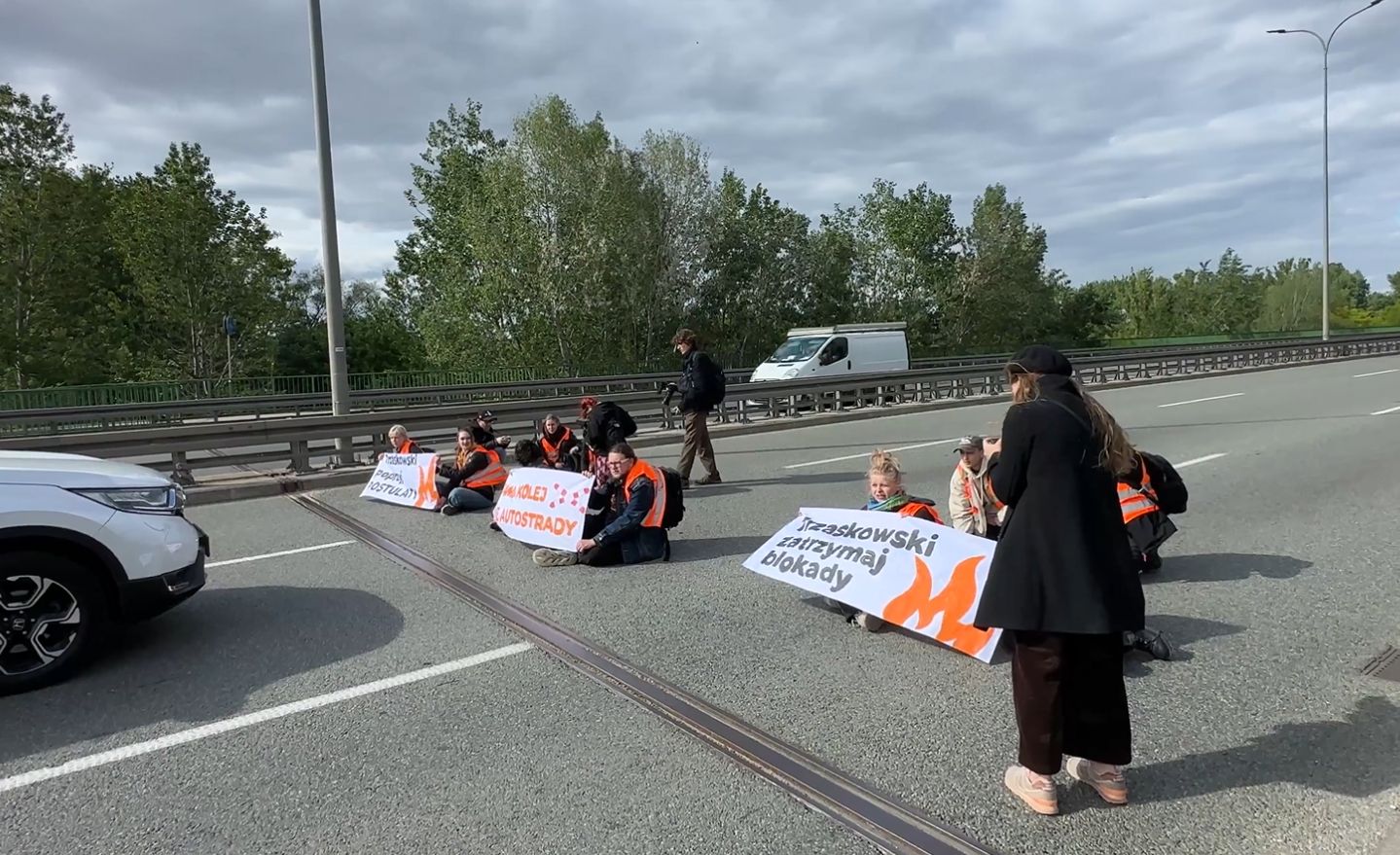 Ostatnie Pokolenie zablokowało most. "Trzaskowski może to przerwać"