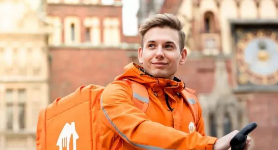 Pyszne.pl rozwiązuje umowy z kurierami. Przedstawiamy najważniejsze fakty