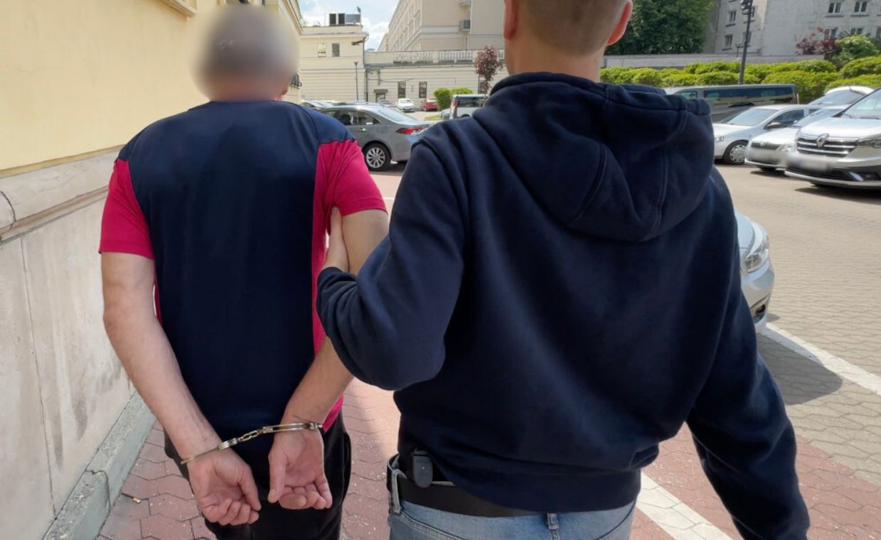 Przekazała dużą sumę w kopercie. Myślała, iż rozmawia z policjantem