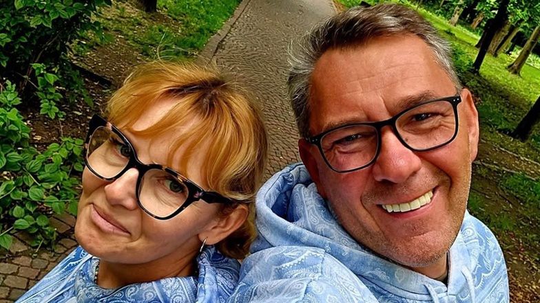 Darek "Stolarz" wydał córkę za mąż i POKAZAŁ ZDJĘCIE Z MŁODĄ PARĄ. Internauci zachwycili się kreacją jego żony