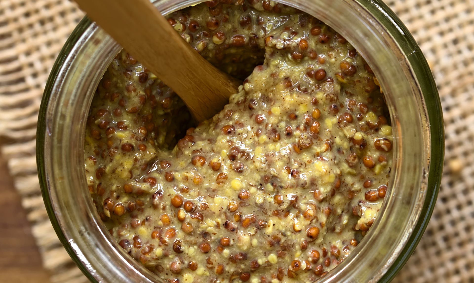 Pasuje nie tylko do parówek i kanapek. Wiele osób myśli, iż pomaga schudnąć, a jak jest naprawdę?