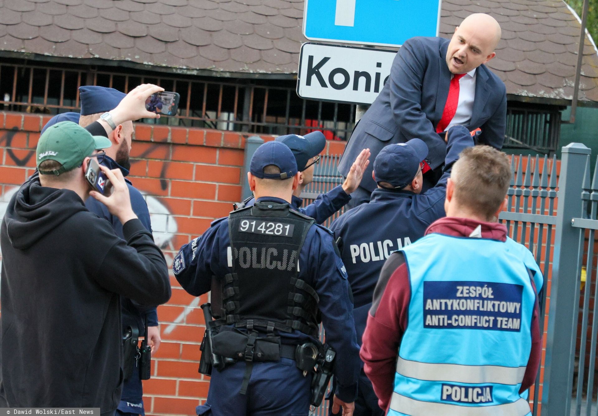 Akcja Mateckiego pod uczelnią. Prokuratura zajmie się posłem PiS