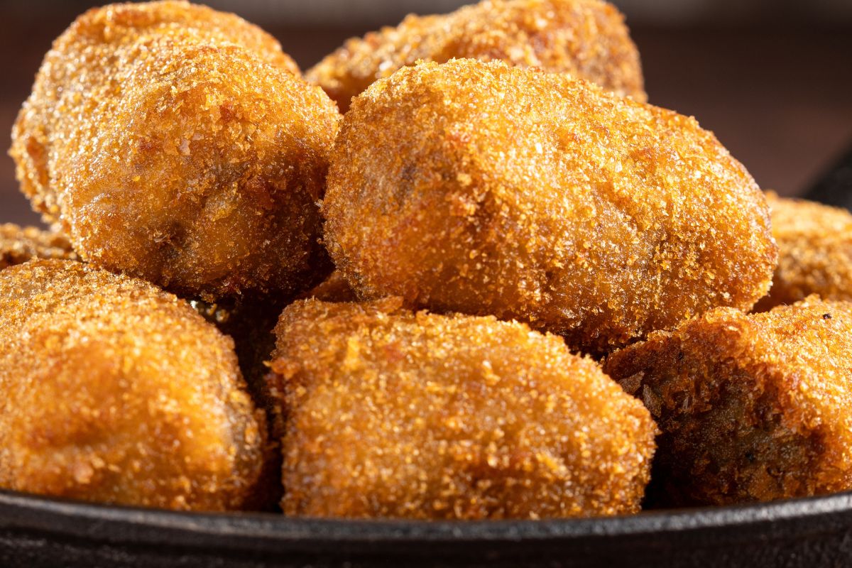 Z resztek ziemniaków robię krokiety. Z prostym sosem smakują jak marzenie