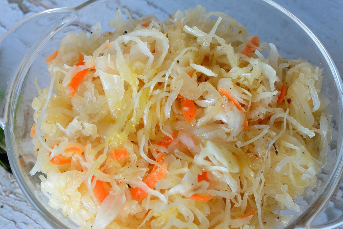 Polej nim surówkę z kapusty kiszonej. Bomba odżywcza to mało powiedziane