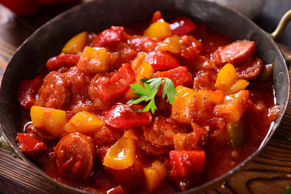 Węgrzy robią leczo inaczej i nie szaleją ze składnikami. Kluczem do sukcesu jest ten dodatek