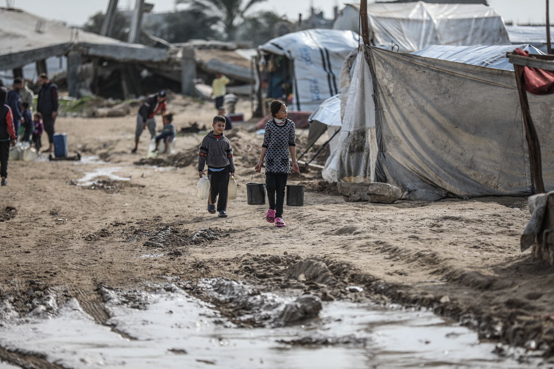 Oni mają pomóc w Strefie Gazy. Jedynie 24 organizacje