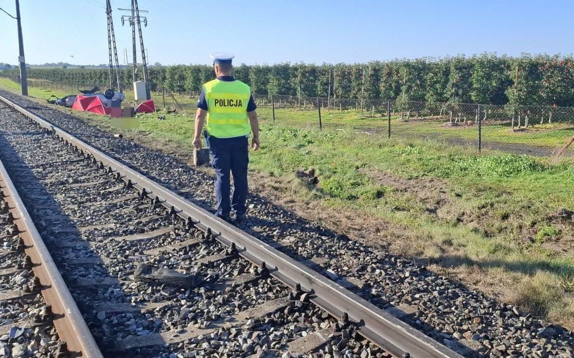 Tragedia na przejeździe kolejowym. Kierowca i 16-letnia pasażerka nie żyją