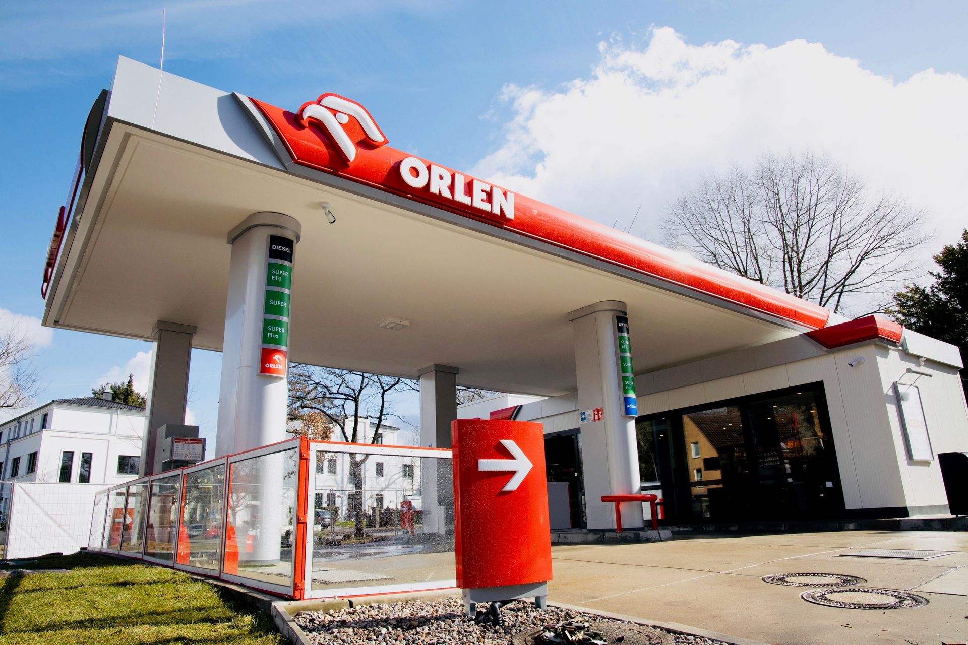 Zarobki kasjerów na Orlenie. Tyle dostają "na rękę"
