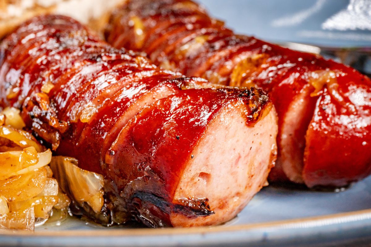 Kiełbasę na patelni piekę tylko tak. Ma chrupiącą, złotą skórkę i obłędnie soczyste wnętrze