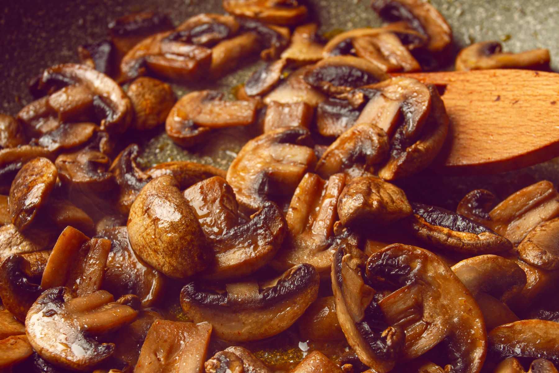 Posyp pieczarki przed końcem smażenia. Będą chrupiące i bardziej aromatyczne niż borowiki