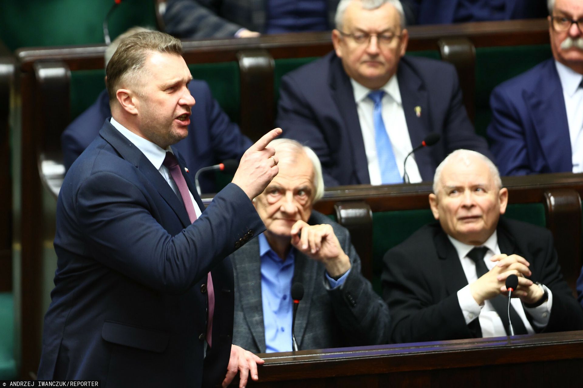 Kaczyński za pracownikami i reformą PIP. Prezes odcina się od Czarnka