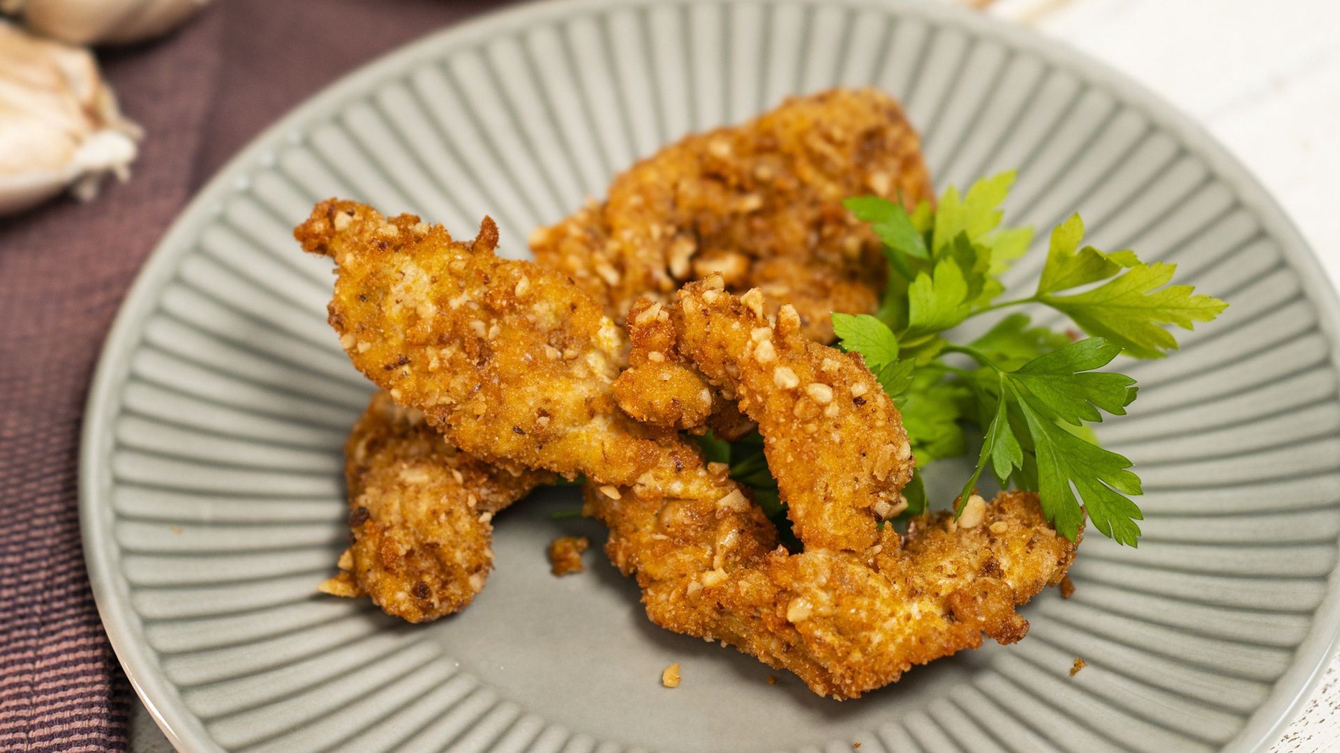 Zamiast faworków na słodko, robię wersję z indykiem. Panierka to prawdziwy sztos