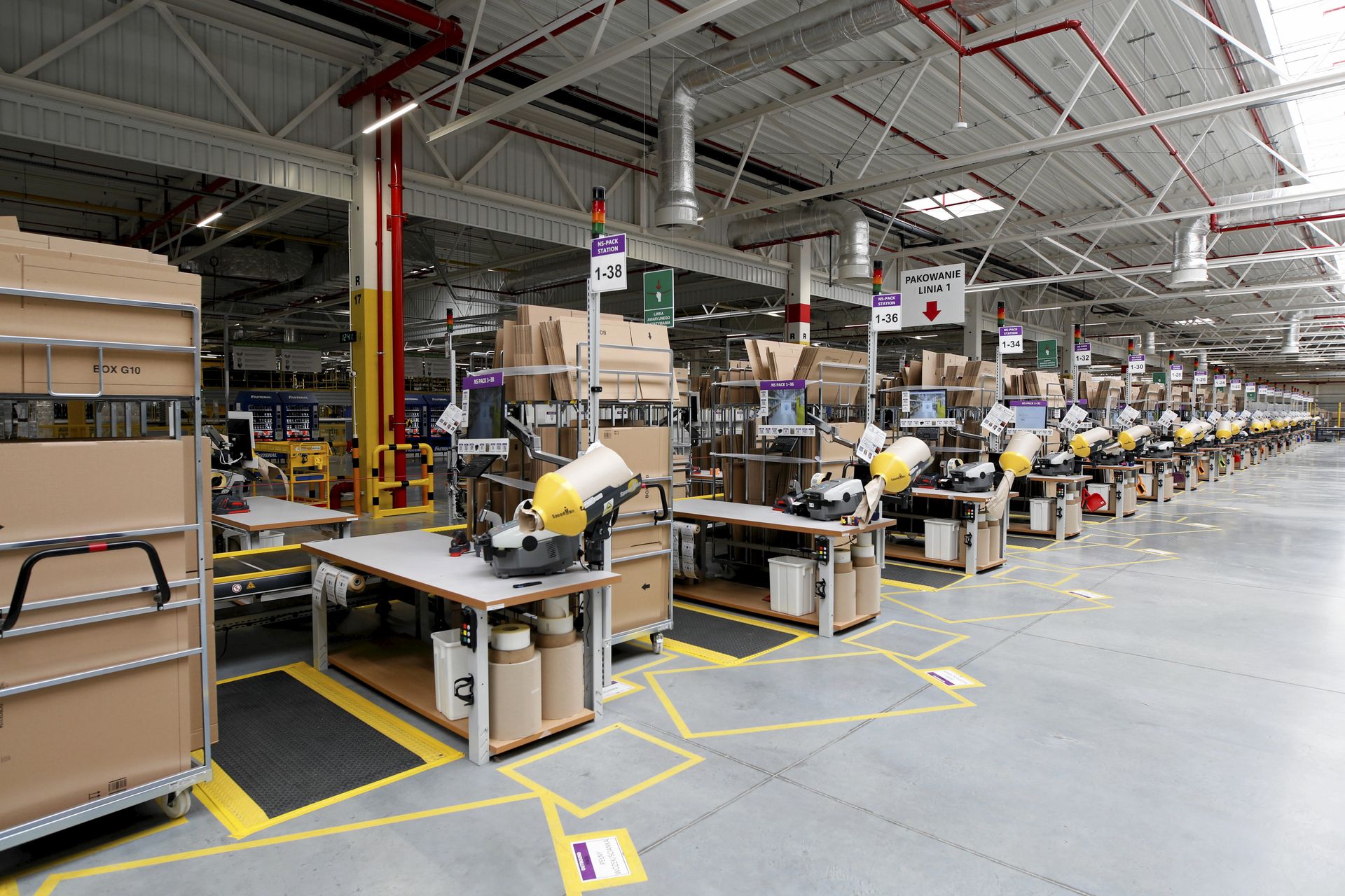 Magazyn Amazona w Sosnowcu opanowały mole. Trwa nierówna walka