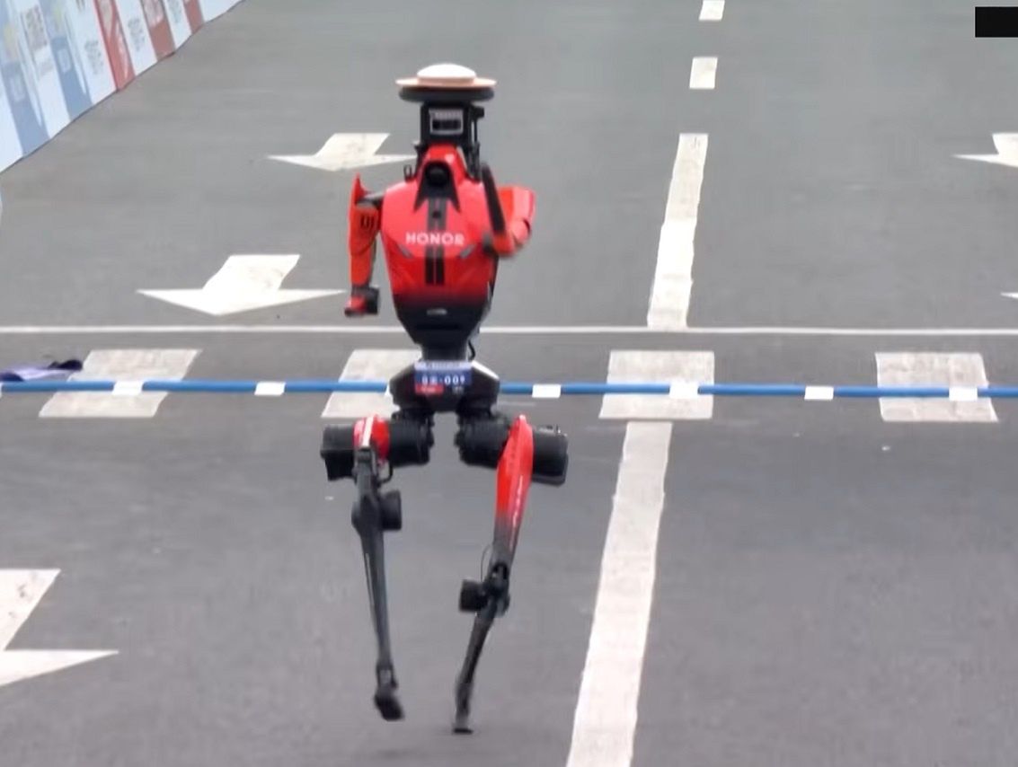 Chiński robot pobił ludzki rekord świata. Wygrał półmaraton