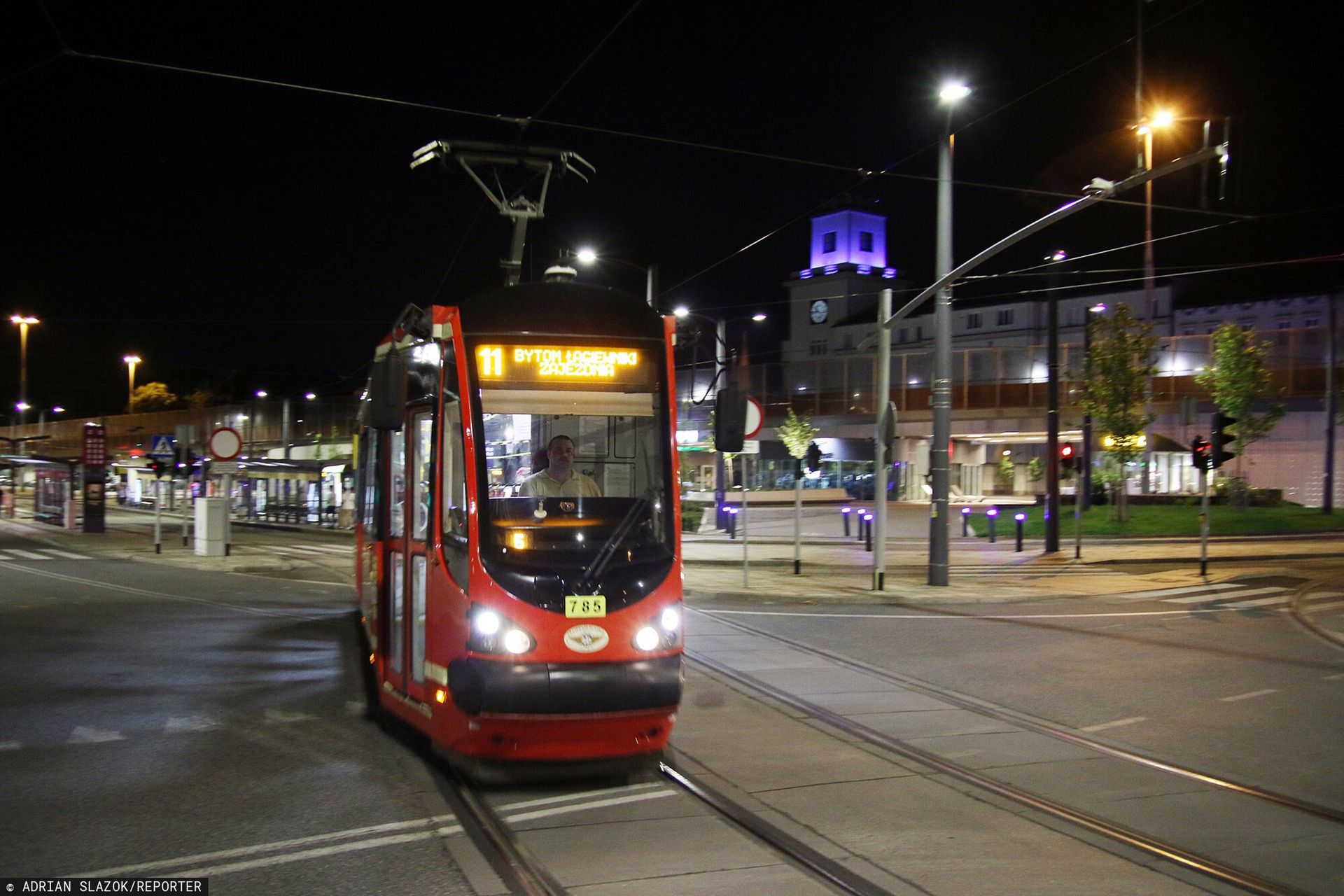 Koszmarny wypadek w Chorzowie. Mężczyzna utknął pod tramwajem
