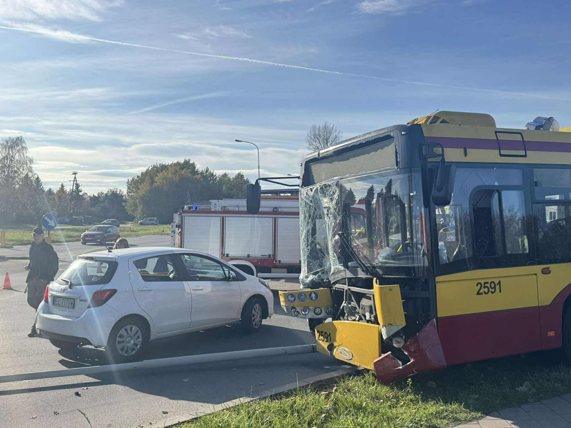 Wypadek na Retkini. Autobus wjechał w samochody