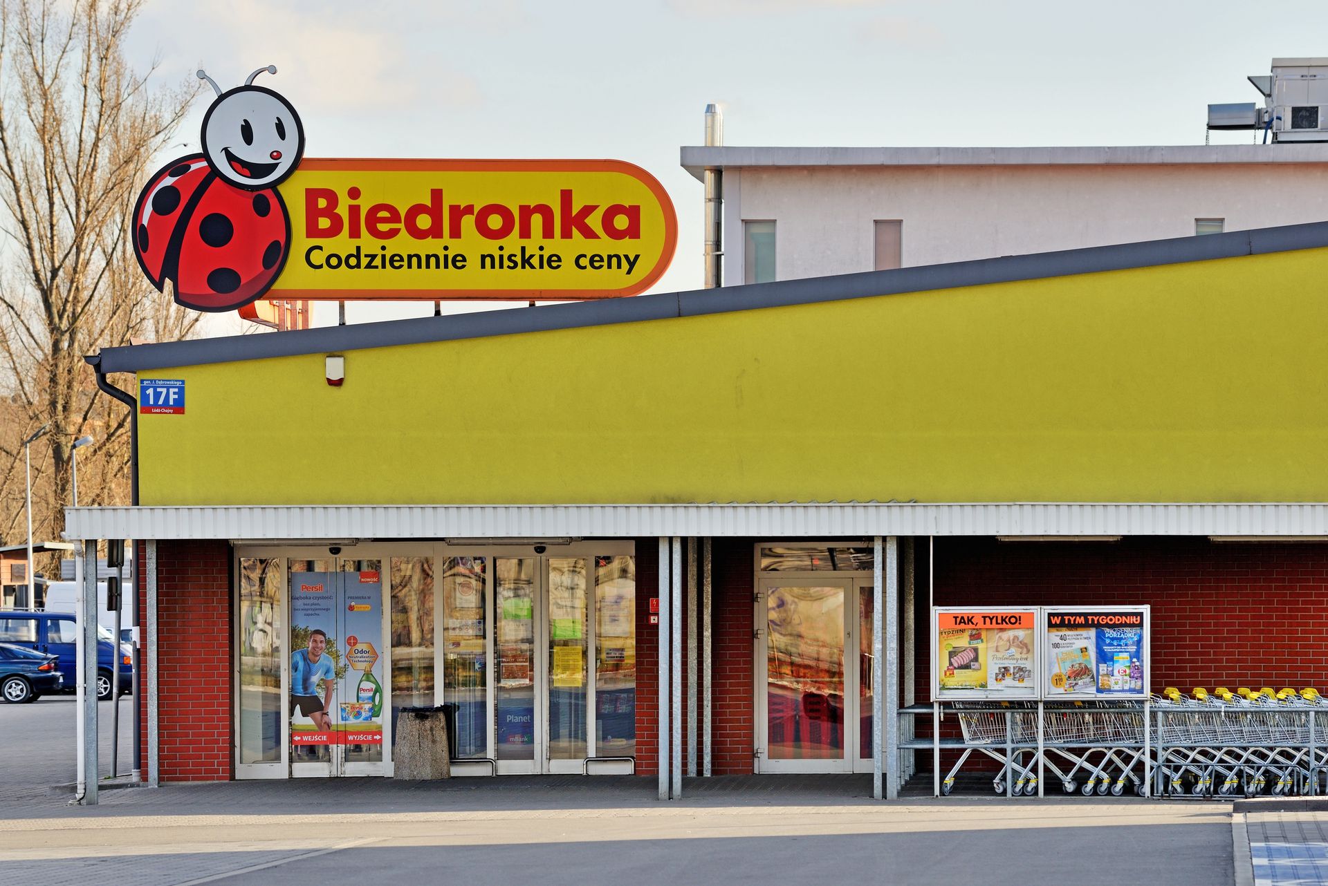 Biedronka szuka pracowników na wakacje. Kusi ich dodatkowymi premiami
