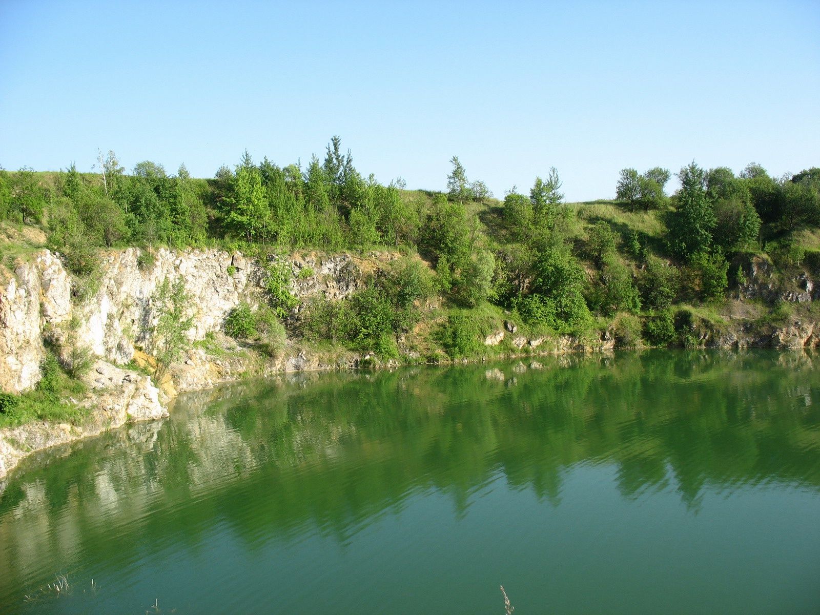 Wyjątkowa wieża na skraju klifu. Widok na lazurowy zbiornik w kamieniołomie