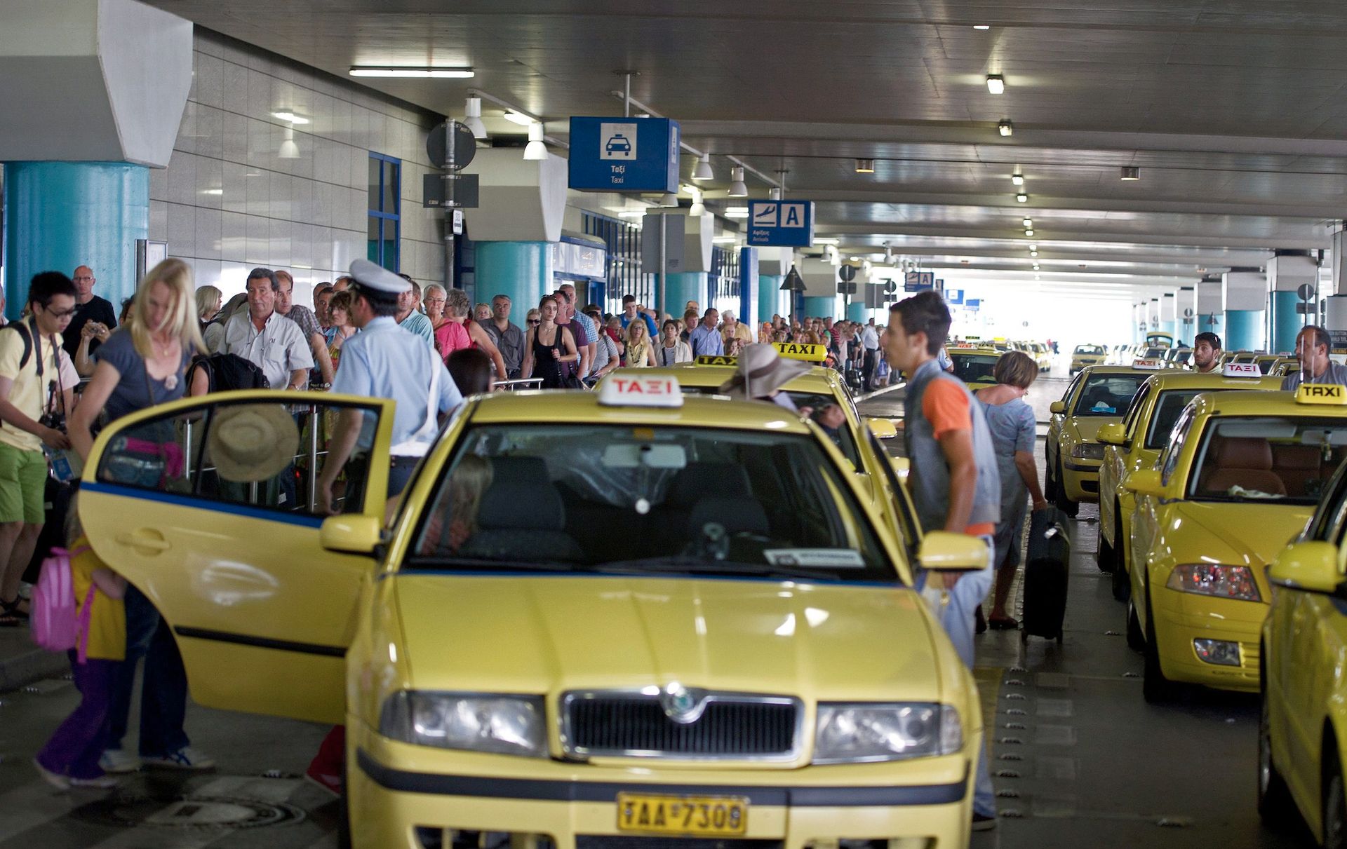 Strajk w Grecji. Nie kursują promy, pociągi i taksówki
