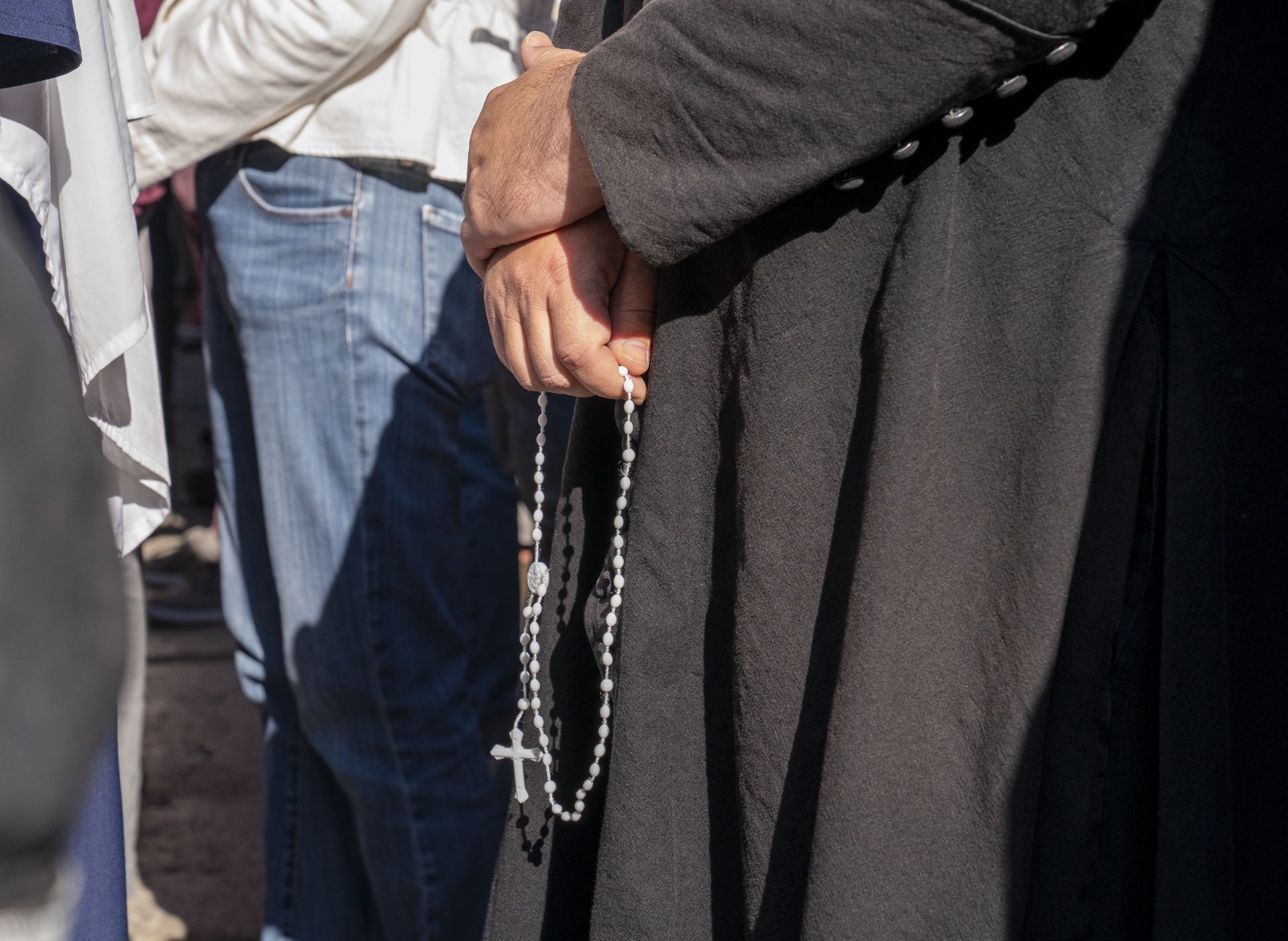 Uderzył siekierą i podpalił 68-latka. Ksiądz przyznał się do winy