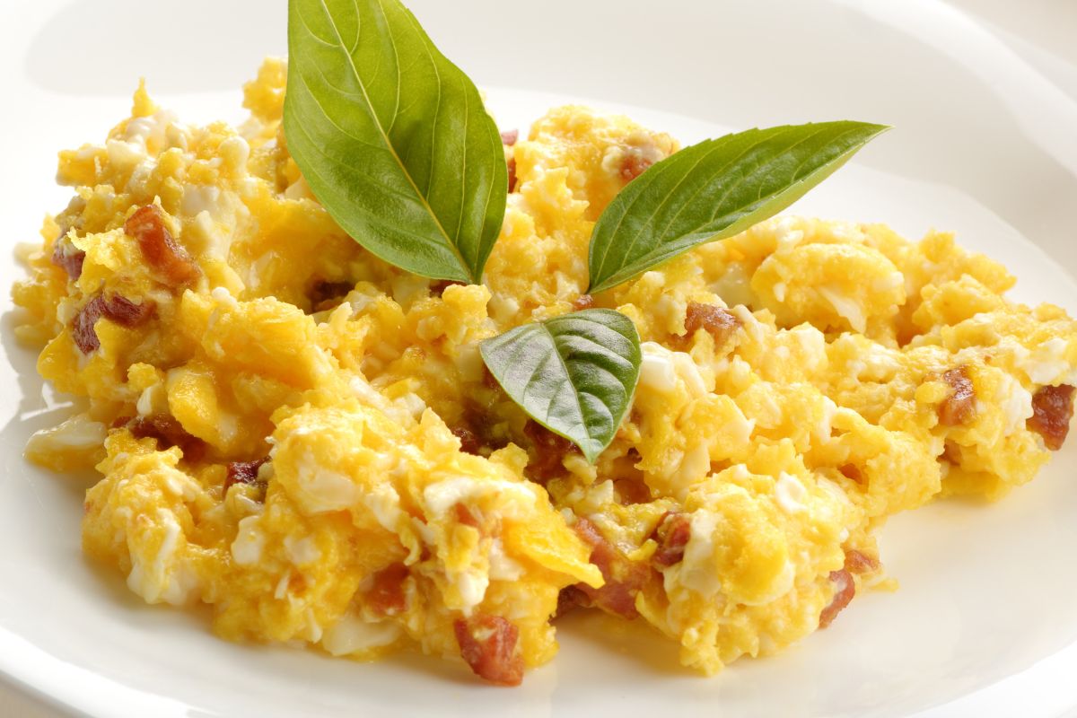 Jajecznica będzie pyszna i sycąca. Wystarczy, iż postawisz na te dodatki