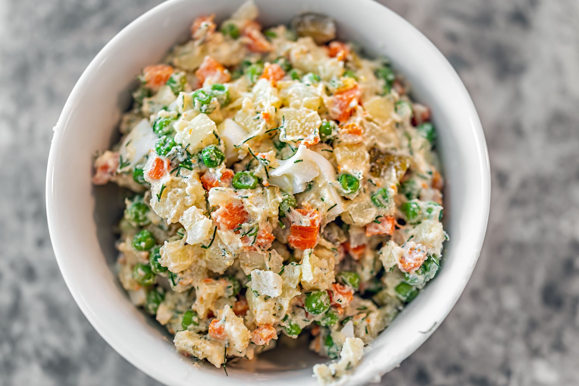 Masz ochotę na taką sałatkę? Lepszym wyborem będzie burger z frytkami