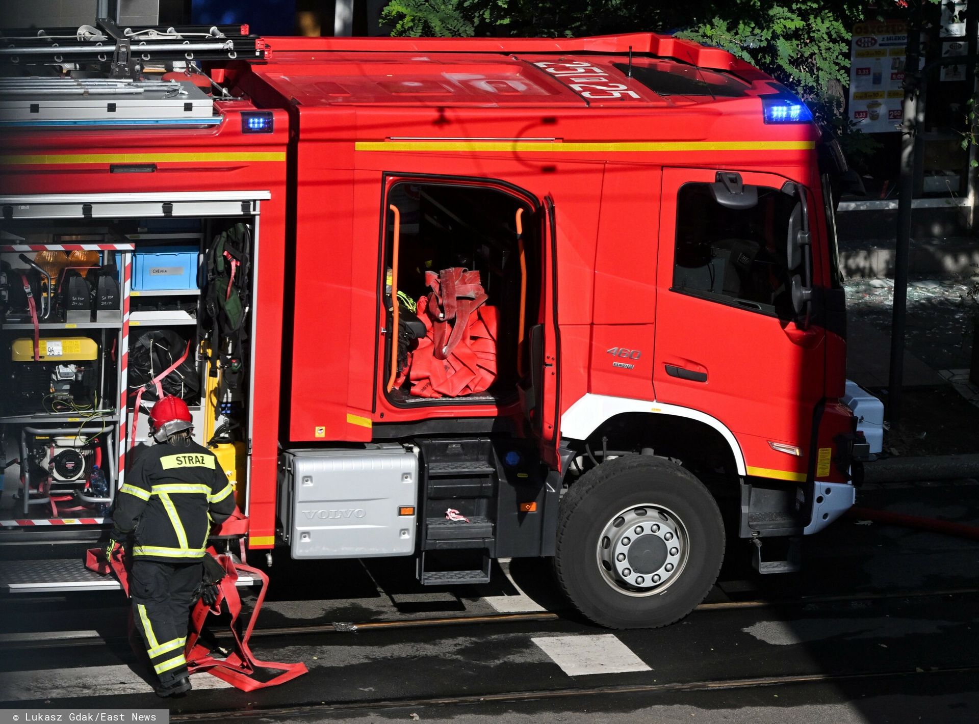 Ogromny pożar pod Otwockiem. Płoną hale namiotowe