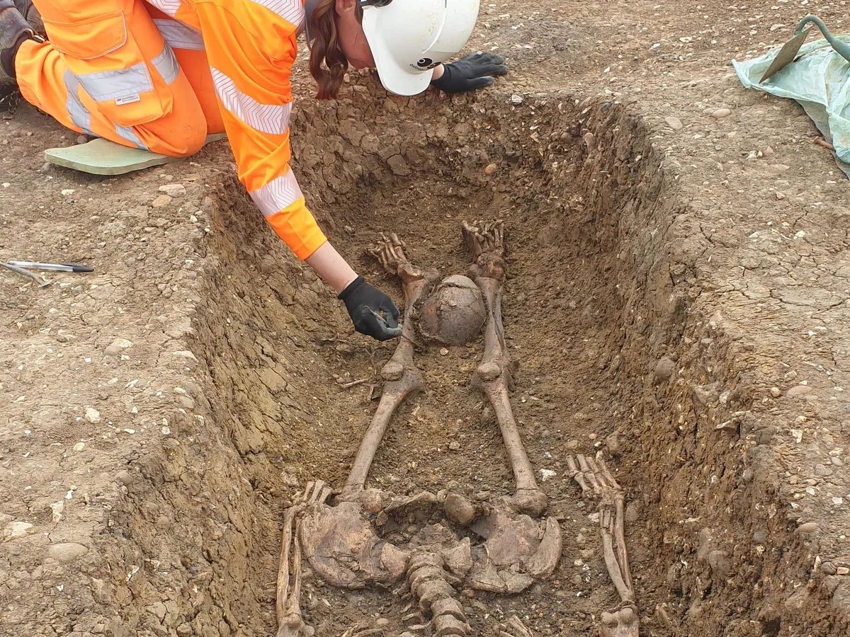 Makabryczne odkrycie. Znaleźli szkielety z odciętymi głowami