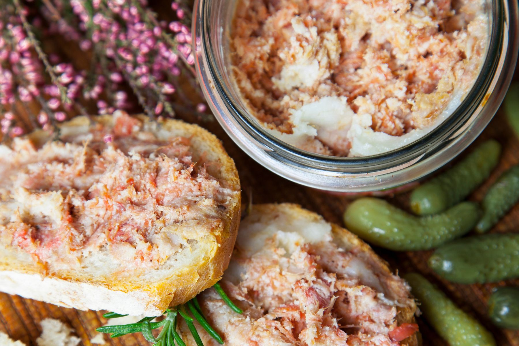 To francuski przysmak, który przypomina smalec z mięciutkimi kawałkami mięsa. Idealne smarowidło do chleba