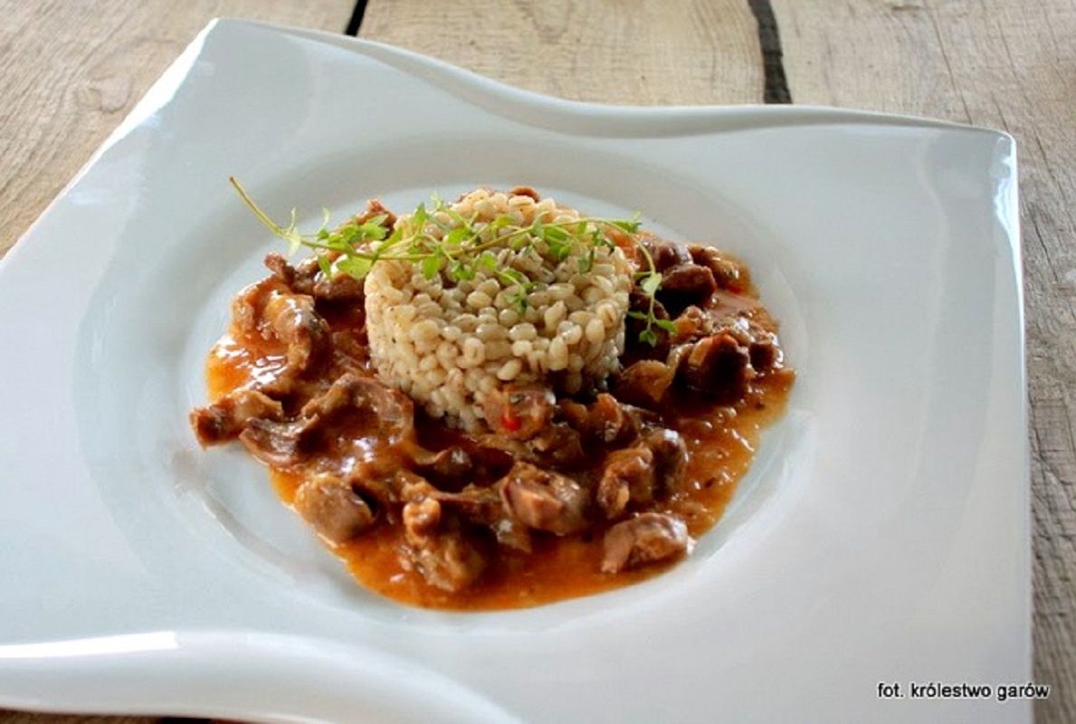 Większość omija ten produkt w sklepie mięsnym. Szkoda, na gulasz nadaje się idealnie