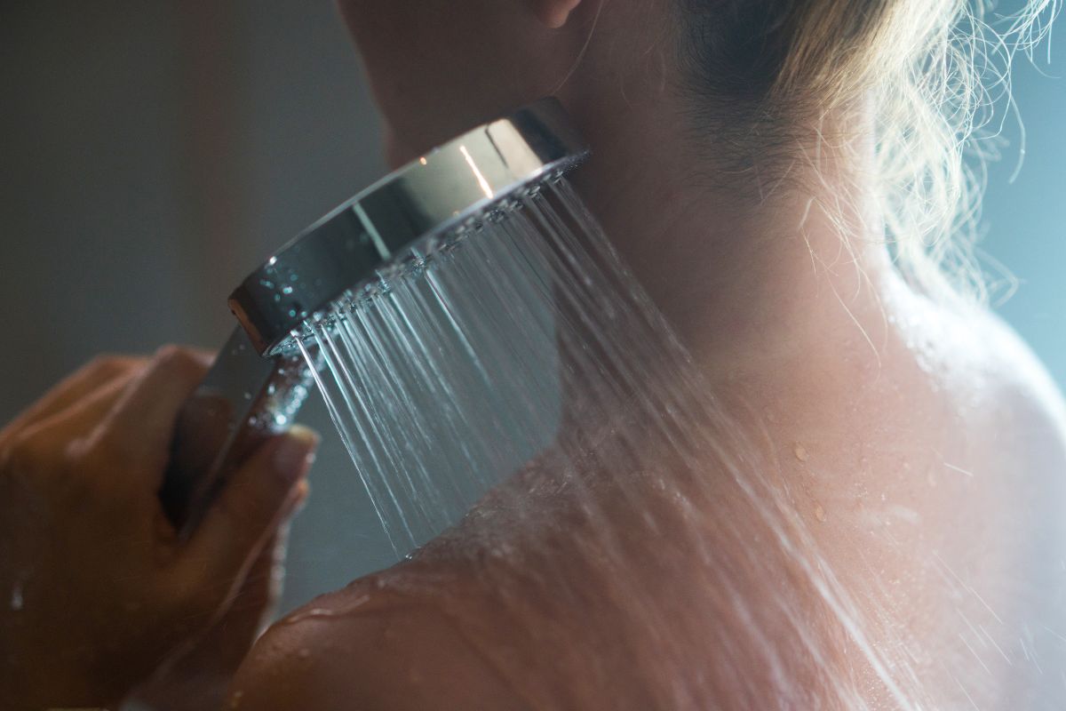 Gaszą światło i wchodzą pod prysznic. Ten trend robi furorę w sieci