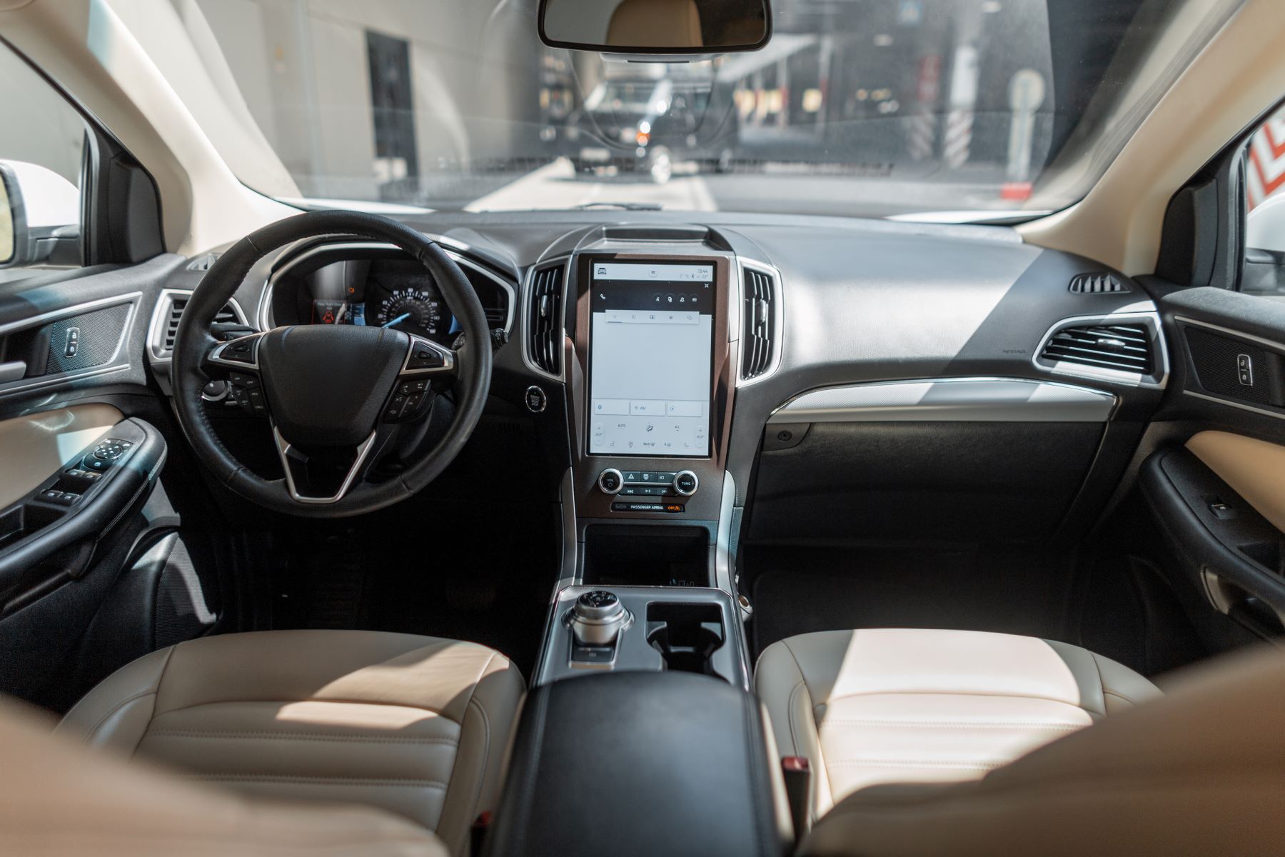 Nowoczesne kokpity a rozproszenie uwagi: ergonomia, która wydłuża czas reakcji. Ile uwagi kierowcy zabiera technologia?