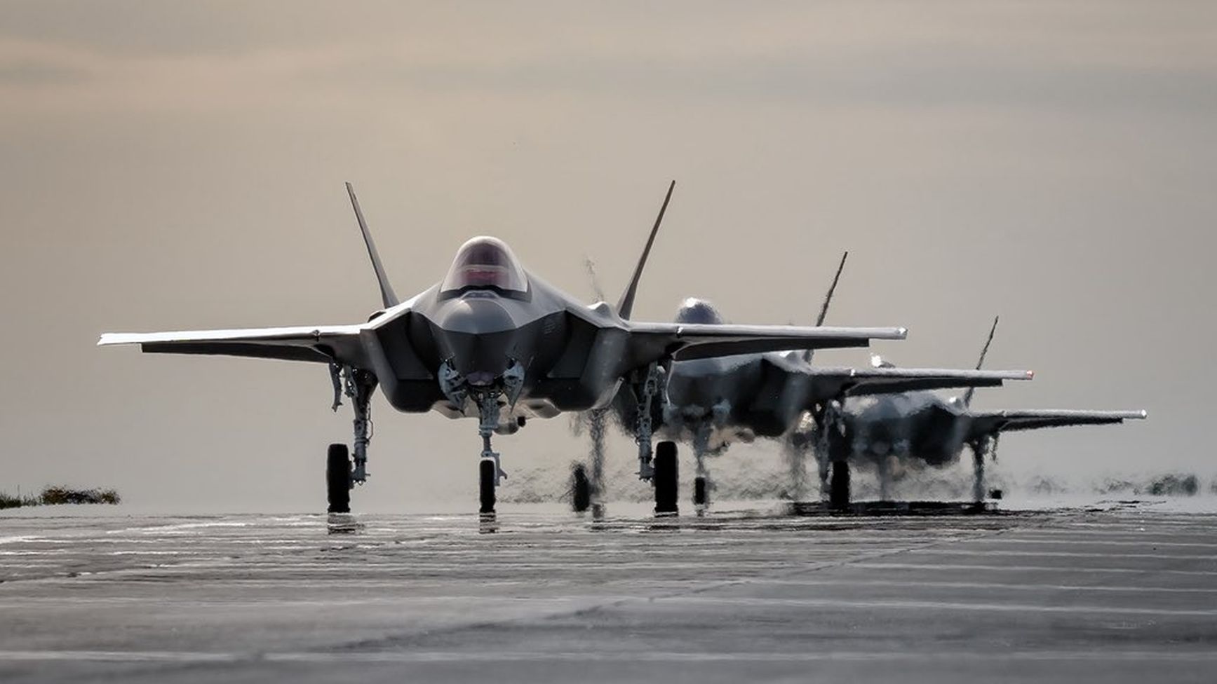 Już są. Pięć kolejnych myśliwców F-35 wylądowało w Polsce