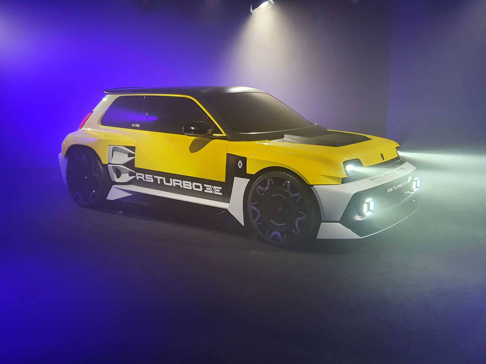 Małe Renault kosztuje 725 000 zł. Zebrało już ponad tysiąc zamówień