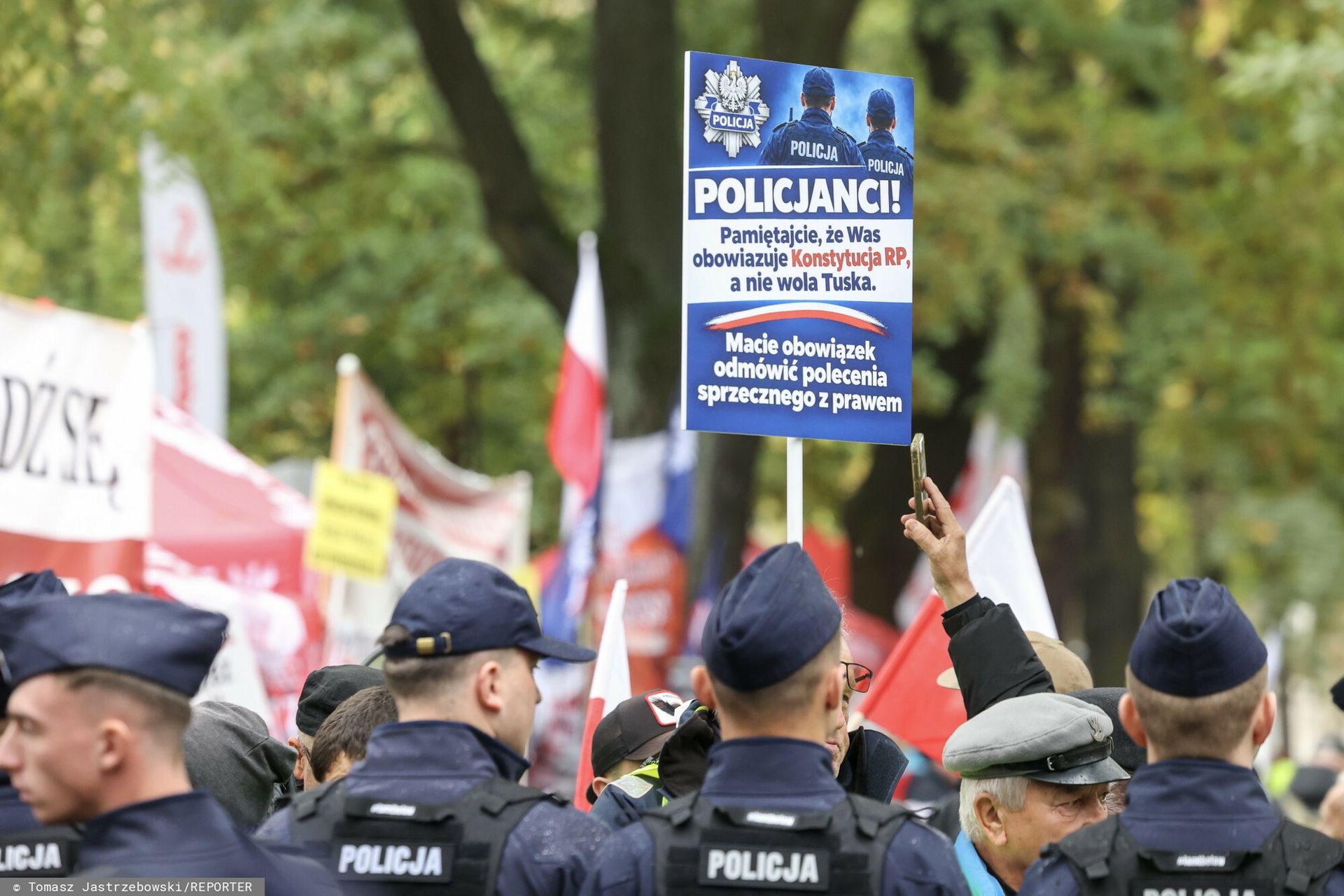 Awantura pod TK. Polacy ocenili działania policji w nowym sondażu