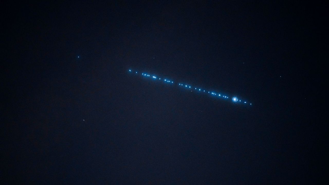 Starlinki przemkną nad Polską. Wypatruj "kosmicznego pociągu"