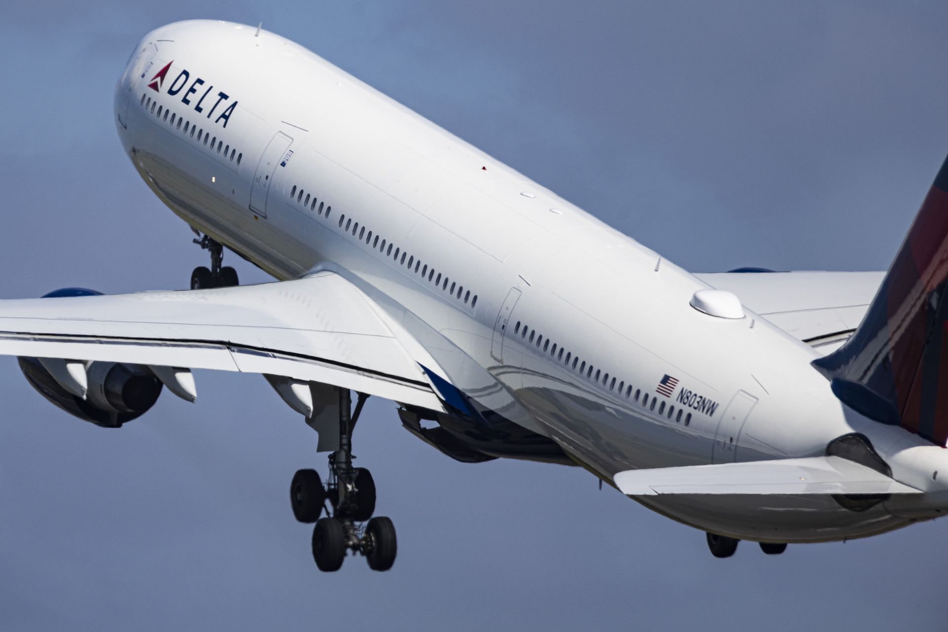 Silne turbulencje i awaryjne lądowanie w USA. Wielu rannych