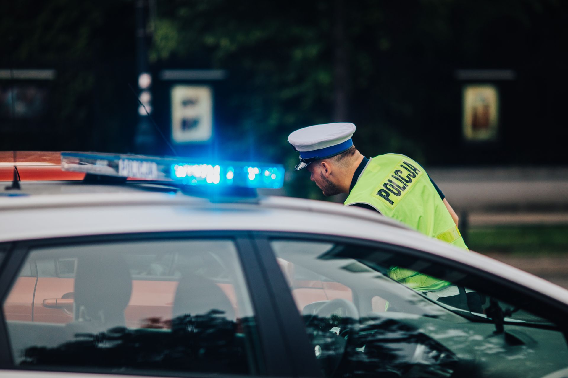 Chciał przewieźć nastolatki radiowozem. Spowodował wypadek