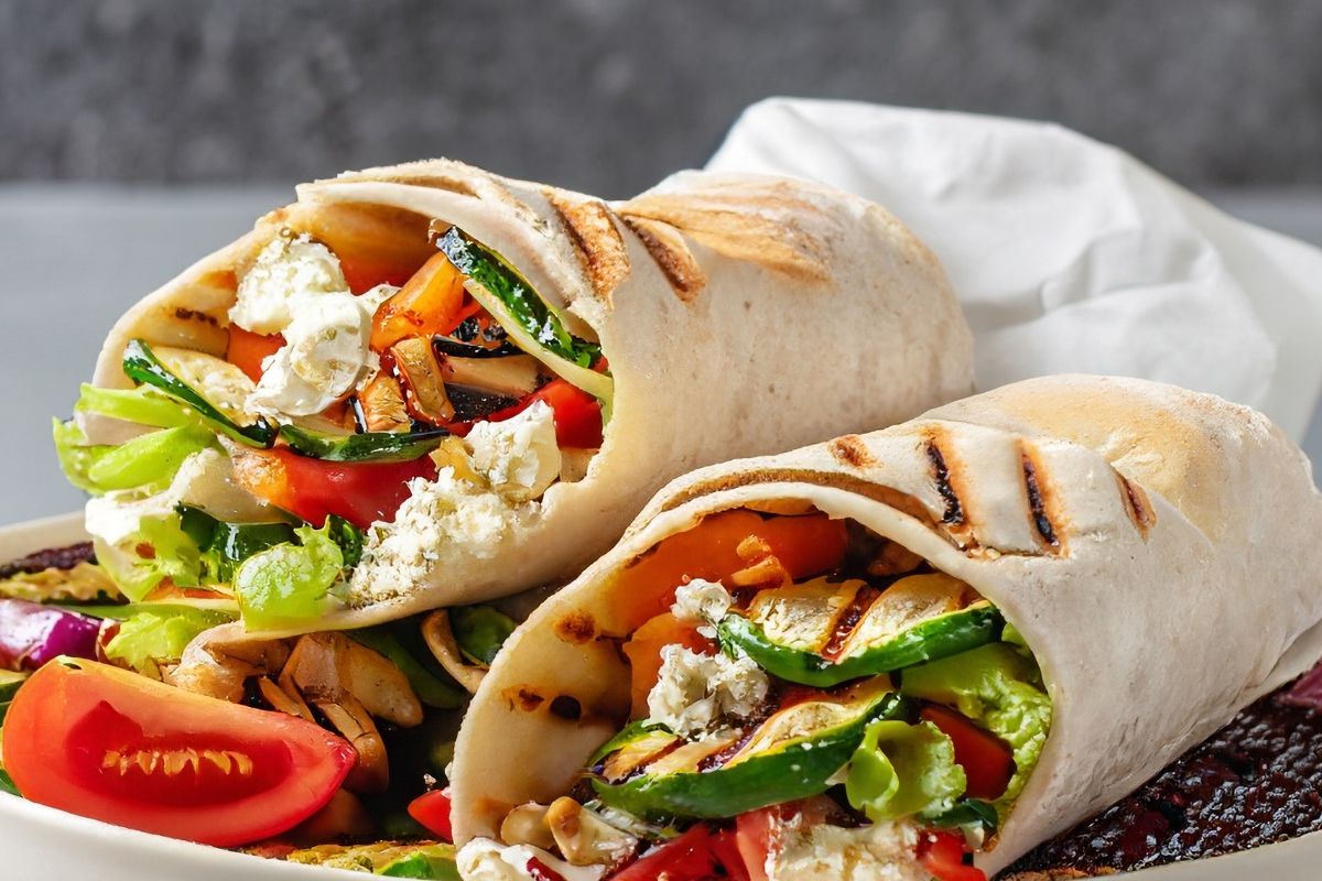 Nie zapycham się na śniadanie chlebem. Przygotowuję lekkiego wrapa bez mąki, który syci mnie na wiele godzin