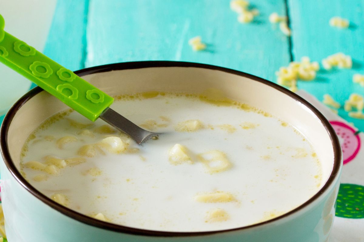 Kiedyś w każdym barze mlecznym na śniadanie. Dziś młodzi nie wiedzą nawet, jak prawidłowo ją zrobić