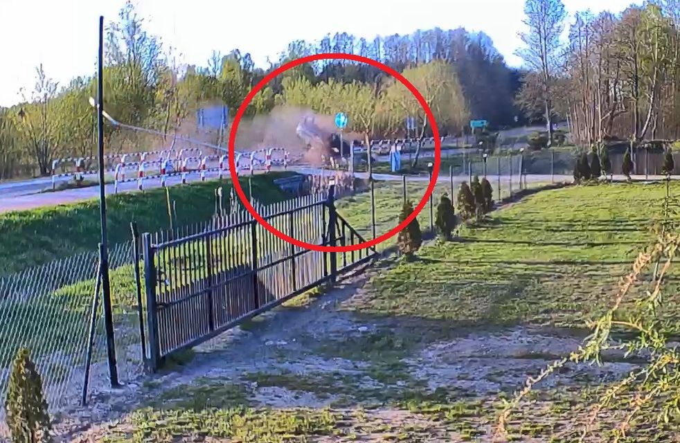 Wideo: Przeleciał przez ścieżkę rowerową i dachował. Powód gwałtownie stał się jasny