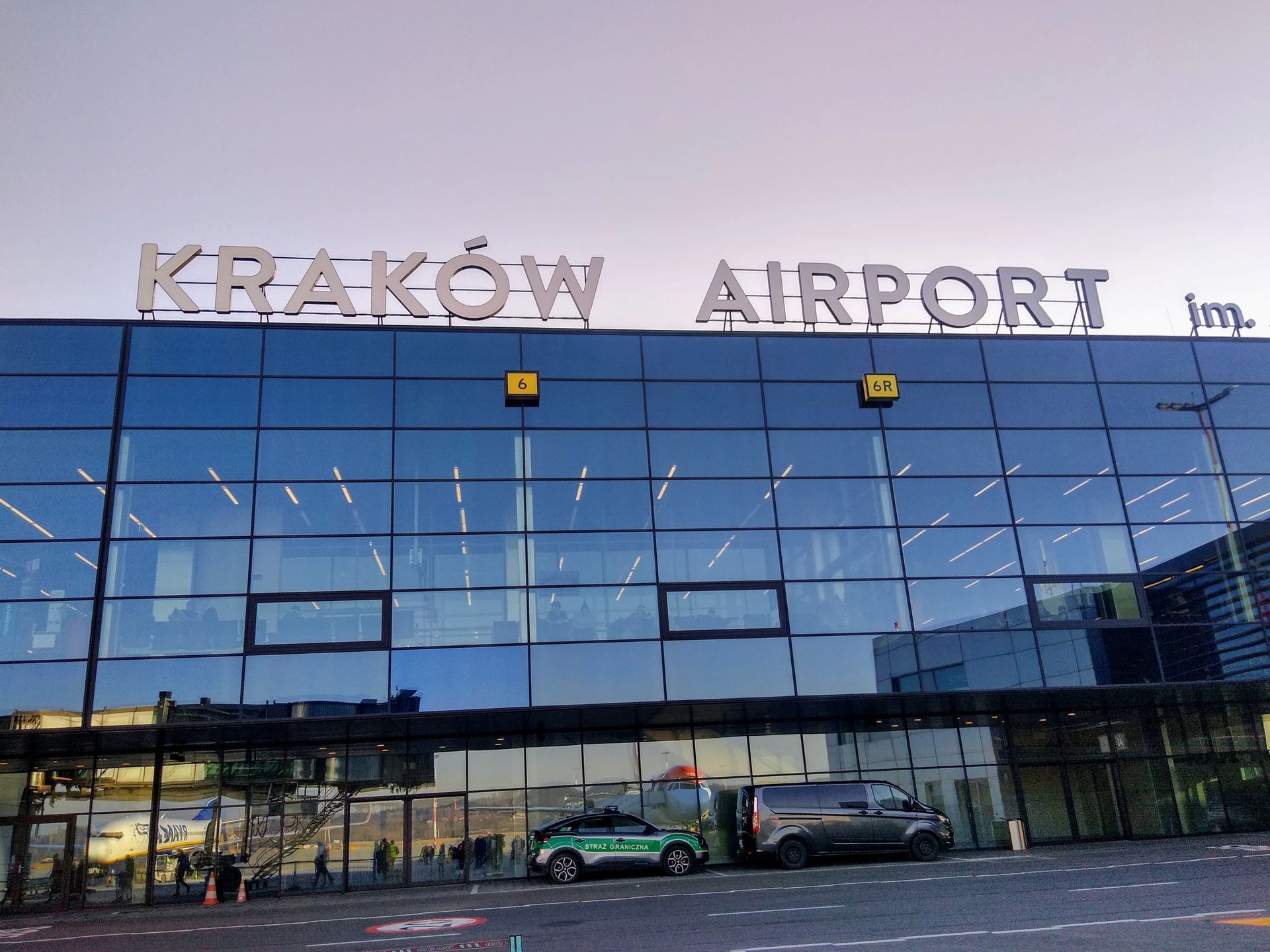 "Piloci stamtąd uciekają". Co się dzieje w Balicach?