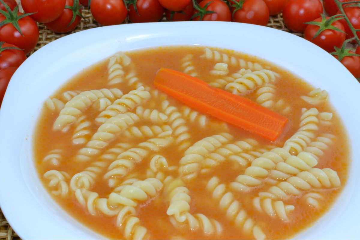 Ścieram odrobinę do pomidorowej. Wydobywa pełnię smaku i dodaje pikantności