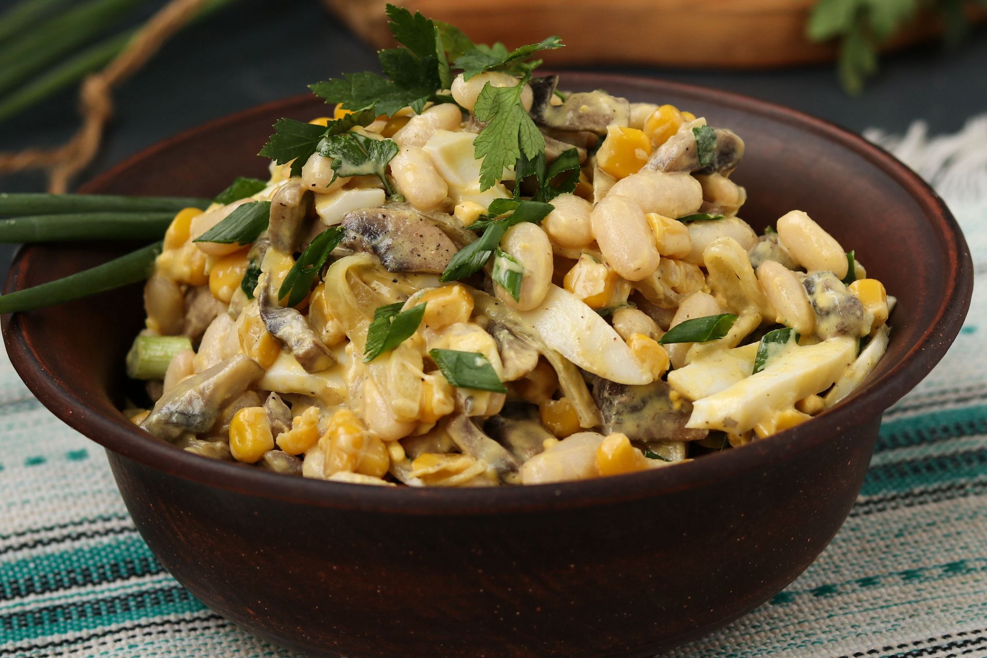 Tylko 4 składniki i majonez. Postaw tę sałatkę pieczarkową obok jarzynowej, a zniknie jako pierwsza