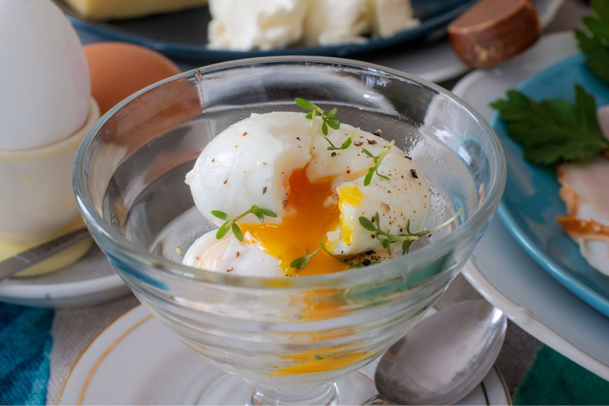 Wbijam jajka do szklanek i wstawiam do garnka z wodą. Tego nauczyła mnie ciotka z Wiednia