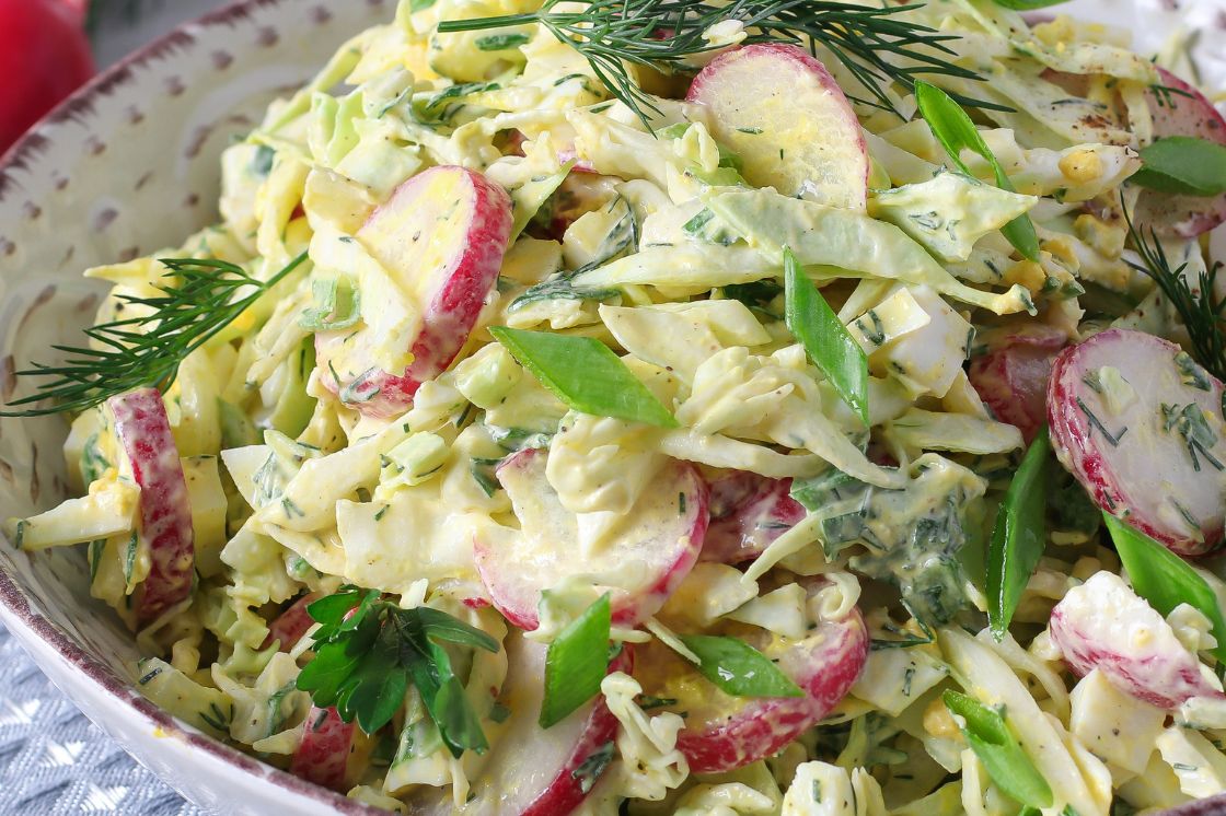 Szybka i pyszna surówka z młodej kapusty. Zalewam lekkim sosem i wszyscy zajadają aż miło