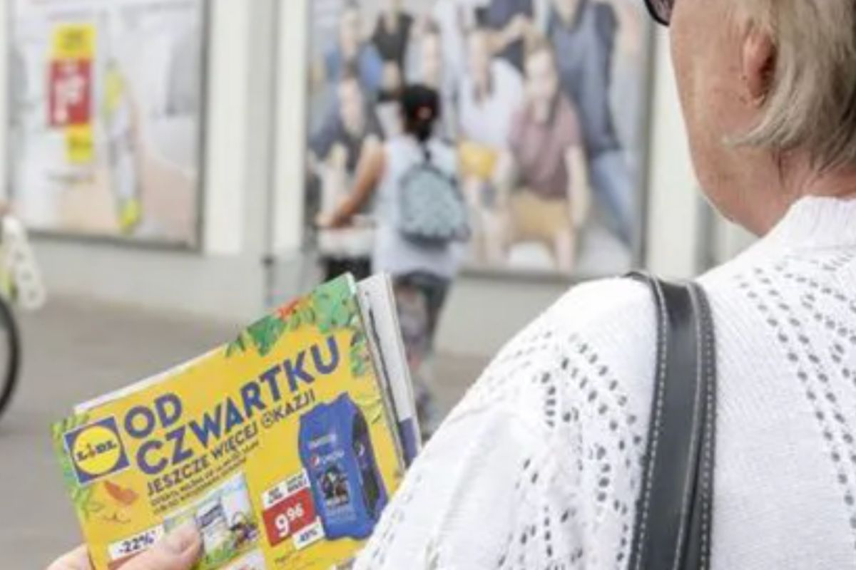 Tylu Polaków korzysta z gazetek promocyjnych przed zakupami w sklepie