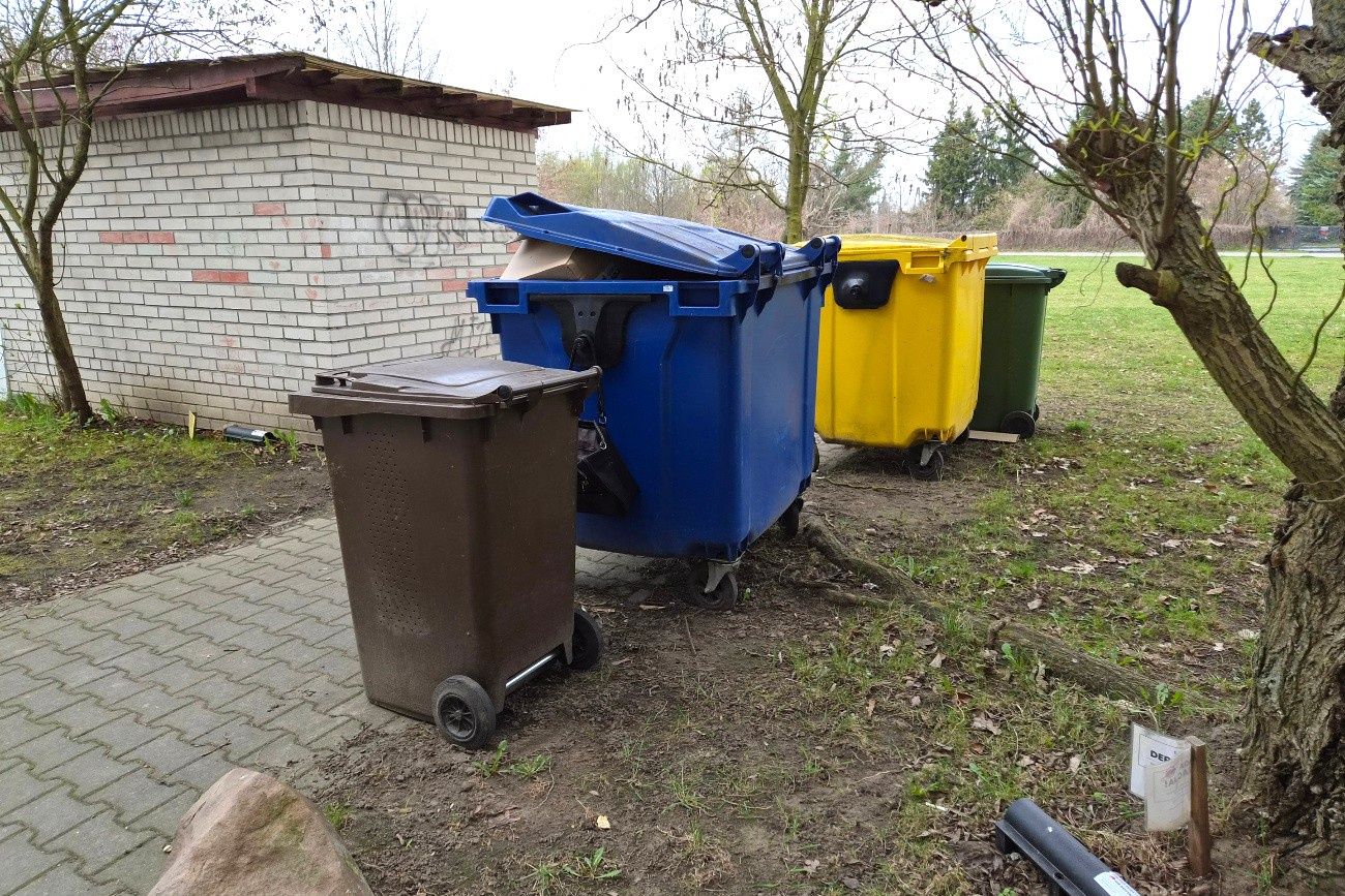 Seniorzy mogą nie płacić za wywóz śmieci. Mało kto wie o tej opcji